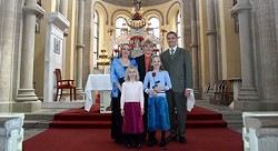 Familien-Noergreen-i-kirken_250.jpg