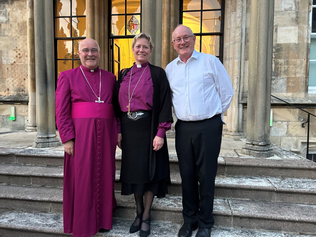 Ærkebiskoppen af York, Stephen Geoffrey Cottrell, biskop i Roskilde stift, Ulla Thorbjørn Hansen og og formand for Nikaean Club, Richard Austen, på trappen til Bishoptorpe Palace.