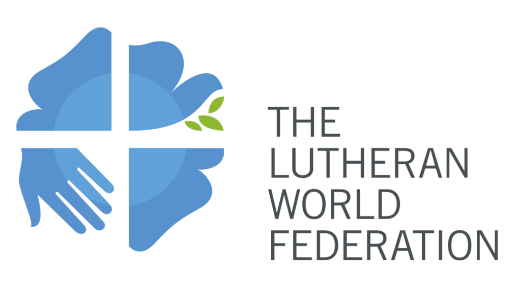 Det Lutherske Verdensforbunds logo. Billedet består af en blå firekløber hvor venstre nederste blad er en håbd og højre øverste blad er en due. Derefter står teksten "the lutheran world federation"