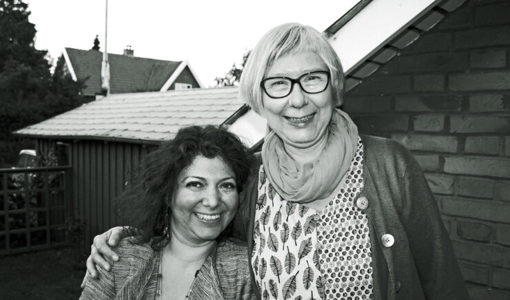 to kvinder som smiler til kameraet 