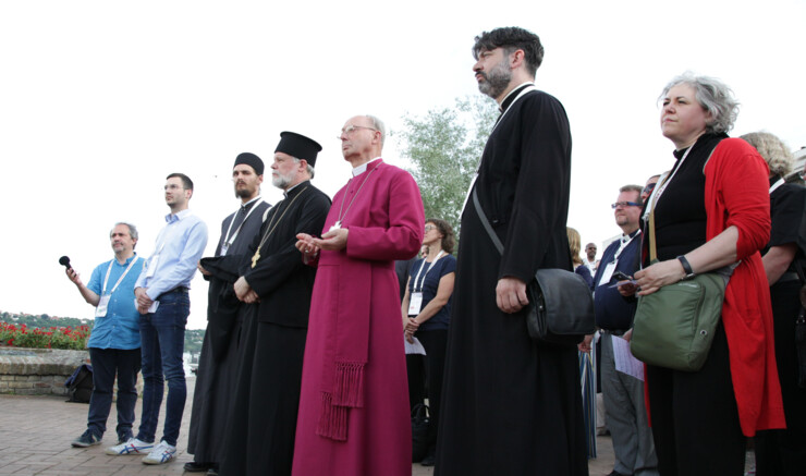  Billedet er fra en gudstjeneste i Novi Sad d. 3. juni 2018 til minde om byens krigsofre. I midten i lilla ornat ses KEKs afgående præsident, biskop Christopher Hill, og til venstre for ham KEKs generalsekretær Heikki Huttunen. Foto: Mladen Trkulja/CEC