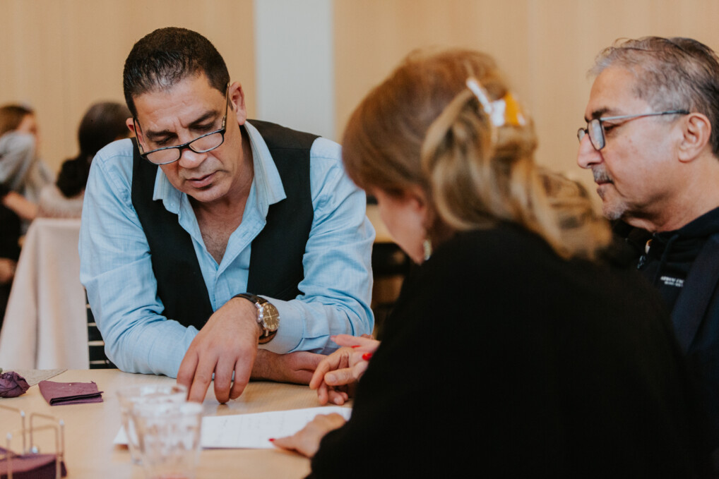 kvinde som smiler og peger