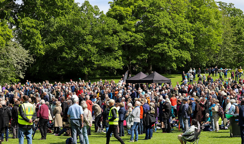 En gruppe mennesker der kommer gående ved Himmelske Dage i Roskilde 2022