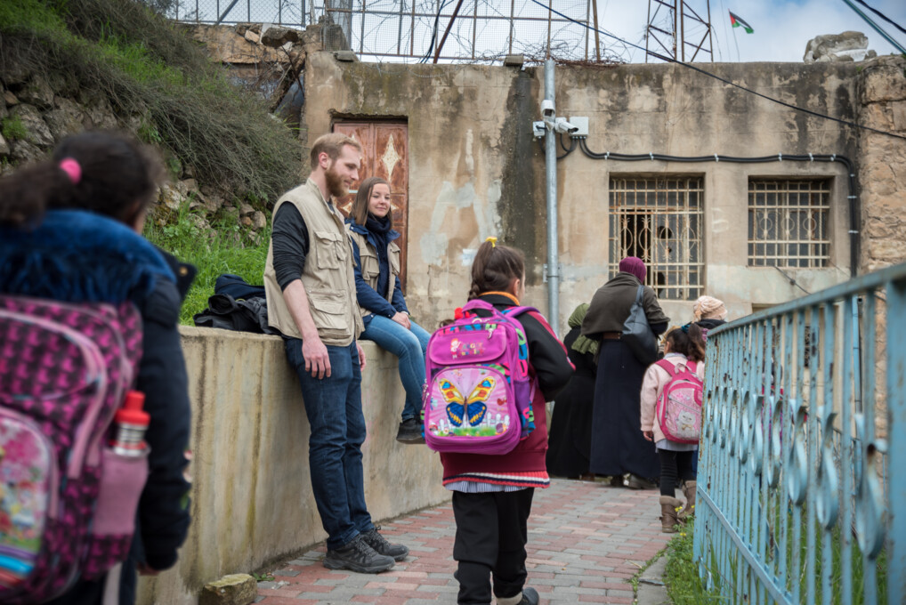 Deltagere i EAPPI ledsager børn, når de færdes til og fra deres skole i Hebron på Vestbredden. Arkivfoto: Albin Hillert/WCC