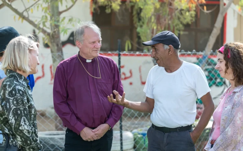 LVF's præsident biskop Henrik Stubkjær i dialog med en lokalsamfundsleder, omkring Jerusalem. LVF/Albin Hillert.