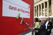 Opsætning af skilt hvor der står "damit wir klug werden"