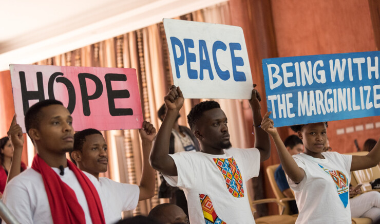Tre skilte med Hope, Peace, Being with the marginilize