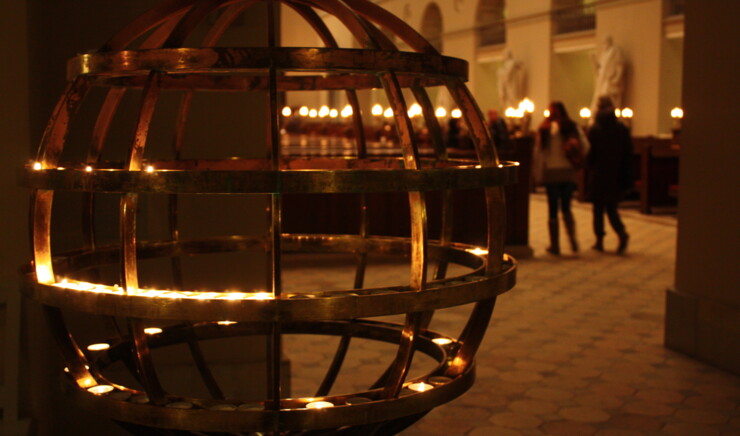 levende lys i en kirke 
