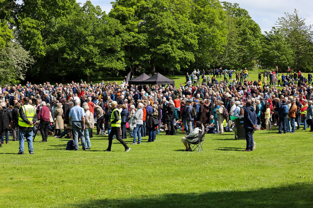 Billede af en flok der kommende gående ved Himmelske Dage 2022 i Roskilde