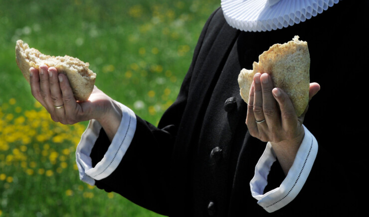 præst med brød i hver hånd 
