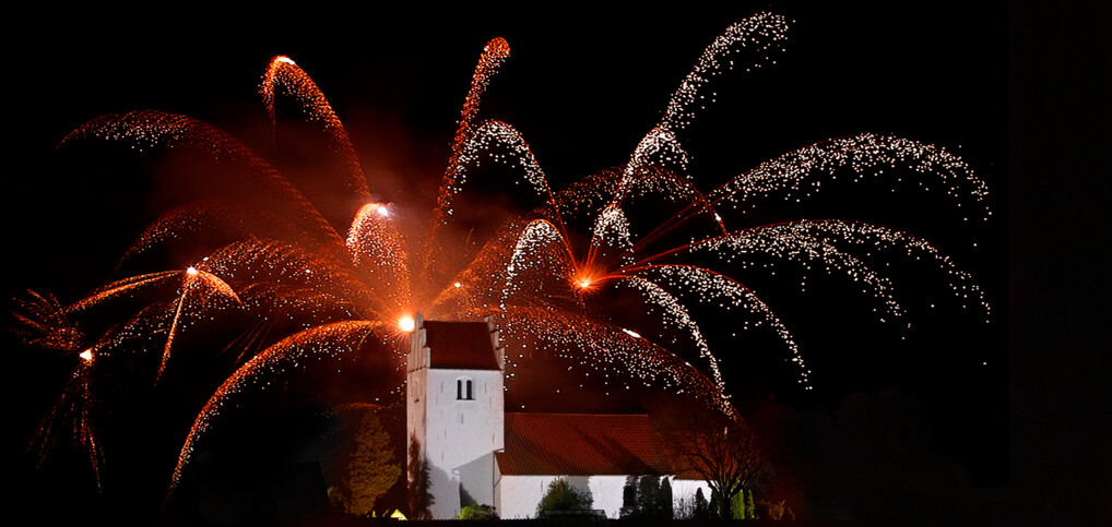 Nytår Fyrværkeri over landsbykirke.