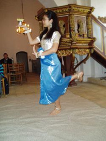 cambodia-dans-01-8f.jpg En ung kvinde fra Cambodja danser