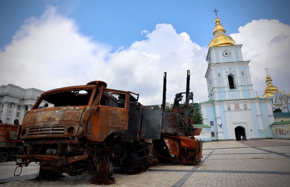 Ødelagt militærudstyr udstillet på Mykhailivska Square i Kyiv