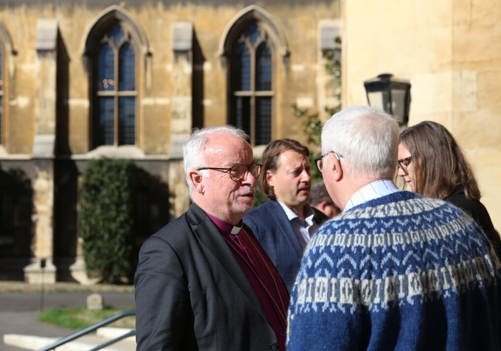 De to danske deltagere på mødet biskop i Københavns Stift Peter Skov-Jakobsen og teologisk medarbejder Thorsten Rørbæk med Lambeth Palace i baggrunden.