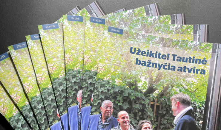 velkommen ind, folkekirken er åben folder 