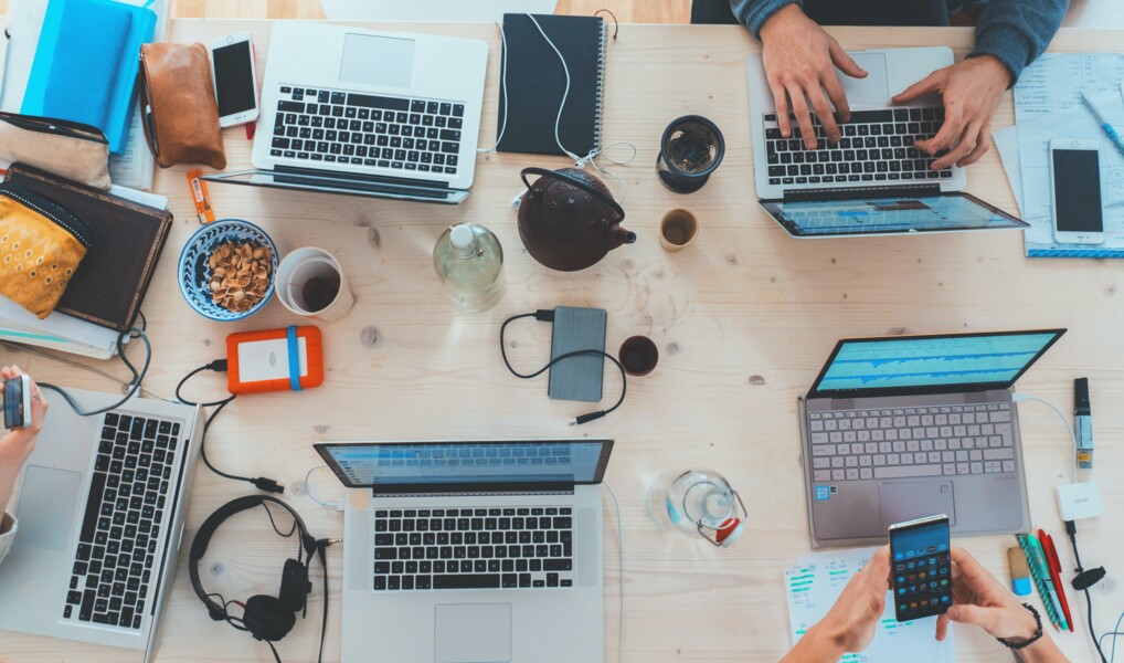 et bord fyldt med computere