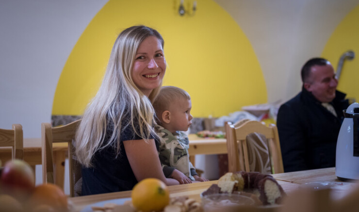 kvinde som holder sit barn